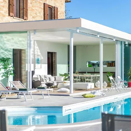 Ferienhaus In Mit Privatem Pool 別荘 ウルバーニア